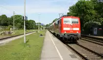 111 121 DB kommt mit dem  RE4 Verstärkerzug von Düsseldorf-Hbf nach Aachen-Hbf und kommt aus Richtung Neuss-Hbf,Mönchengladbach-Hbf,Rheydt-Hbf,Wickrath,Beckrath,Herrath und fährt in Erkelenz ein und fährt dann weiter in Richtung Baal,Hückelhoven-Baal,Brachelen,Lindern,Süggerath,Geilenkirchen,Frelenberg,Zweibrüggen,Übach-Palenberg,Rimburg,Finkenrath,Hofstadt,Herzogenrath, Kohlscheid,Richterich,Laurensberg,Aachen-West,Aachen-Schanz,Aachen-Hbf. 
Aufgenommen vom Bahnsteig 2 in Lindern.
Bei Sommerwetter am Nachmittag vom 22.5.2017.