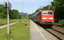 111 149 DB kommt mit dem RE4 von Dortmund-HBf nach Aachen-Hbf und kommt aus Richtung Neuss-Hbf,Mönchengladbach-Hbf,Rheydt-Hbf,Wickrath,Beckrath,Herrath und fährt in Erkelenz ein und fährt dann weiter in Richtung Baal,Hückelhoven-Baal,Brachelen,Lindern,Süggerath,Geilenkirchen,Frelenberg,Zweibrüggen,Übach-Palenberg,Rimburg,Finkenrath,Hofstadt,Herzogenrath, Kohlscheid,Richterich,Laurensberg,Aachen-West,Aachen-Schanz,Aachen-Hbf. Aufgenommen vom Bahnsteig 2 in Lindern. Bei Sommerwetter am Nachmittag vom 22.5.2017.