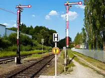 Die östliche Ausfahrt des Bahnhofes Eggenfelden am 30.05.2017, wo man noch unmittelbar am Bahnsteigende diese Flügelsignale sieht, selbst der Telegrafenmast im Hintergrund steht noch. Noch hört man es qiuetschen und knarzen wenn Signale und Weichen gestellt werden, doch der neu verlegte Kabelschacht rechts im Bild verrät dass es damit bald vorbei ist ander Rottalbahn