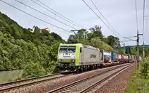 Die Captrain 185 541-0 fährt mit einem UKV Zug in Wernstein am Inn vorüber.Bild vom 8.6.2017