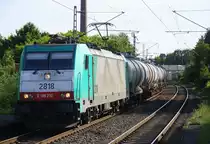 Die Cobra 2818 kommt aus Richtung aus Richtung Aachen-West,Laurensberg,Richterich,Kohlscheid,Herzogenrath,Hofstadt,Finkenrath,Rimburg,Übach-Palenberg,Zweibrüggen,Frelenberg,Geilenkirchen,Süggerrath,Lindern,Brachelen,Hückelhoven-Baal,Baal mit einem Kesselzug aus Antwerpen-Kanaaldok(B) nach Millingen(D) und fährt durch Erkelenz in Richtung Herrath,Beckrath,Wickrath,Rheydt-Hbf,Mönchengladbach-Hbf. Aufgenommen vom Bahnsteig 1 in Erkelenz.
Bei Sommerwetter am Nachmittag vom 22.5.2017.