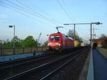 182 010-9 vor einem Containerzug. Aufgenommen am 21.4.2007 auf der S�dbr�cke in K�ln.
