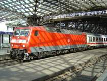 120 136-7 vor einem IC in K�ln Hbf am 22.4.07