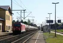 185 364-7 DB kommt aus Richtung Aachen-West,Laurensberg,Richterich,,Kohlscheid,Herzogenrath,Palenberg,Zweibrüggen,Frelenberg,Geilenkirchen,Süggerrath und fährt Lindern mit einem Kesselzug aus Antwerpen-Rhodesie(B) nach Schwedt(Oder) in Richtung ,Brachelen,Hückelhoven-Baal,Baal,Erkelenz,Herrath,Beckrath,Wickrath,Rheydt,Mönchengladbach.
Aufgenommen vom Bahnsteig 2 in Lindern.
An einem schönem Sommerabend am Abend vom 26.5.2017.