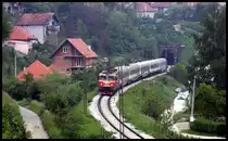 Der D nach Bar hat hier gerade am 22.5.2017 um 18.10 Uhr mit Zuglok 461-028 den Tunnel in Bijelo Polje verlassen.