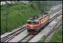 Der D aus Belgrad ist am 22.5.2017 gegen 17.30 Uhr im montenegrinischen Grenzbahnhof Bijelo Polje angekommen. Die montenegrinische 461-028 rangiert, um sich nun vor den Zug zu setzen.