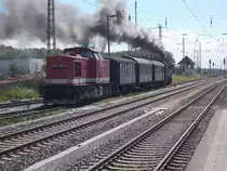Ausfahrt des planmäßigen RE nach Lauterbach Mole,mit historischen Fahrzeugen,am 10.Juni 2017,aus Bergen/Rügen,mit der 86 1333 und der MTEG 112 708.