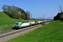 Am 09. April 2017 brachte die SETG 193 240 den Schlammkreidezug DGS 49878 von Frailassing nach Plattling. Bei Straß konnte ich diese an Sonntagen sehr verläßlich verkehrende Leistung aufnehmen. Im Hintergrund erkennt man die Salzburger Hausberge.
 