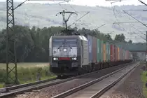 189 092 nähert sich mit einem Containerzug dem Abzweig Brunnenstück südlich von Karlsruhe bei Rüppur. Aufnahmedatum: 07.06.2017