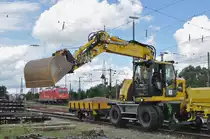 Zweiwege-Bagger 9903 575-5 und der Kleinwagen 34.1. 4461 5 manövrieren beim Badischen Bahnhof. Die Aufnahme stammt vom 06.06.2017.