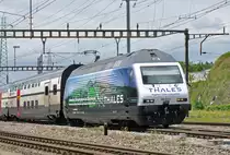 Re 460 005-2, mit der Thales Werbung, durchfährt den Bahnhof Pratteln. Die Aufnahme stammt vom 07.06.2017.