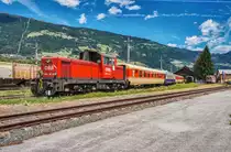 2068 027-8 verschiebt nach der Sonderfahrt nach Abfaltersbach, die Schlierenwagen wieder vor das Heizhaus der Lienzer Eisenbahnfreunde.
Aufgenommen am 10.6.2017.