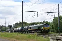 266 024-9 von Railtraxx mit einem Kesselwagenzug auf dem Weg Richtung Aachen-West, hier aufgenommen am 10/06/2017 in Bassenge.