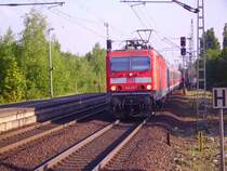 143 211-1 f�hrt in Elmshorn ein. Im Hintergrund verschwindet der RE nach Hamburg Hbf. 03.05.07