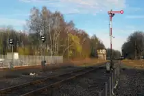 Borken (Westf.), Stellwerk Bf mit Ausfahrtsignal, 14.04.2013, abends. Zu erkennen sind auch die Sperrsignale der noch verbliebenen zwei Bereitstellungsgleise. Das Foto entstand, nachdem die Rodungsarbeiten auf dem Gebiet des alten Güterbahnhofareals abgeschlossen waren. Ein paar Monate später hatte die Botanik das Gelände wieder zurückerobert, bis dann im März 2014 das Gelände endgültig vom Lärmschutzwall überbaut wurde.