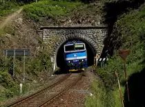 Die 754 064 mit einem Os nach Bayerisch Eisenstein am 11.06.2017 unterwegs bei Böhmisch Eisenstein.