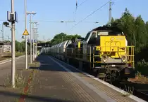 7866,7786 beide von der SNCB kommen aus Richtung Venlo(NL) mit einem Kalkzug aus Yves-Gomezée(B) nach Millingen(D) und fahren in Viersen ein.
Aufgenommen vom Bahnsteig 6  von Viersen. 
Bei Sommerwetter am Morgen vom 27.5.2017.