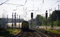 7786,7866  beide von SNCB fahren aus dem Viersener Güterbahnhof mit einem Kalkzug aus  Yves-Gomezée(B) nach Millingen(D) und fahren in Richtung Anrath,Krefeld.
Aufgenommen vom Bahnsteig 6 von Viersen. 
Bei Sommerwetter am Morgen vom 27.5.2017.