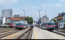 Übersicht über den Bahnhof Linz Urfahr am 31. Mai 2017. Die Triebwagen der Baureihe 5047 dominieren das Bild. Der rechts zu sehende 5047 070 wird den Mühlkreisbahnhhof in Kürze mit dem vornehmlich mit Schülern besetzten Mittagszug nach Neufelden verlassen.
