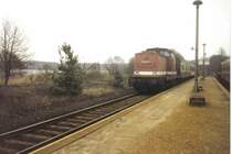 202 207-7 erreichte mit RB16752 den Bahnhof Scharm�tzelsee(KBS 206.36). Auf dem Nachbargleis wartete 202 736-5 mit RB16753 die Zugkreuzung ab. Auf dieser Linie wurden bis Mai '98 noch Gep�ckwagen der Bauart Dgs planm��ig zur Fahrradbef�rderung eingesetzt. 