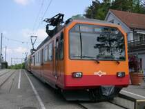 Im Endbahnhof der Uetlibergbahn auf dem Uetliberg steht am 28.04.2007 der RBe 556 526. Am anderen Ende des Zuges befindet sich 556 525. Seit 1973 verkehren diese Z�ge zusammen mit der S4  Sihltalbahn  auf einer kurzen Tunnelstrecke von Selnau zum Z�richer Hbf. Da beide Bahnen unterschiedliche Stromsysteme benutzen (Uetlibergbahn 1200V Gleichstrom. Sihltalbahn 15KV Wechselstrom), und sich somit beide Oberleitungen nicht ins Gehege kommen sollten, wurden die B�gel der Uetlibergbahn au�ermittig an den Fahrzeugen angeordet, was man hier sehr sch�n sehen kann. Die Steigung der Uetlibergbahn betr�gt �brigens im oberen Teil der Strecke etwas mehr als 70 Promille und ist somit die steilste Adh�sionsbahn Europas!