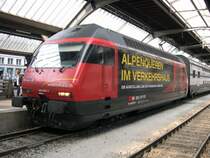 F�r die Ausstellung  Alpenqueren  zur 125-Jahrfeier der Gotthardbahn im Verkehrshaus der Schweiz Luzern, wirbt Re 460 020 am 28.04.2007 in Z�rich HB. Sie schiebt hier einen IR der Relation Luzern-Z�rich Flughafen in k�rze aus dem Bahnhof. Der Zug ist aus Doppelstockwagen der Reihe  IC 2000  gebildet.