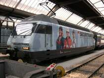 Die ehemalige  Western Union -Lok, Re 460 114 wirbt am 28.04.2007 nun f�r Securitrans. Mit einem IR nach Chur steht sie hier in Z�rich HB.