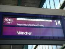 Der D-zug D 2551 wurde am 29.04.07 auf Grund der Bauarbeiten bei der Geislinger/Streige, �ber Aalen umgeleitet. Ebenso wie der darauf folgende D-Zug. Der D 2551 hatte Abfahrt um 19.02 Uhr von Gleis 14 und hatte den n�chsten Halt in Augsburg Hbf, und fuhr weiter nach M�nchen Hbf. Aufgenommen am 29.04.07 in Stuttgart Hbf.