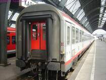 Sonderzug SDZ 13086 ohne E-Loks w�hrend der Kopplung einer Taurus-Lok zu sehen. SDZ 13086 steht auf Gleis 9 in Kalrsruhe.