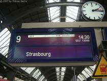 Karlsruher Zugzielanzeiger auf Gleis 9 informiert sich, dass der Sonderzug SDZ 13086 bereit p�nktlich f�r die Abfahrt ist.
