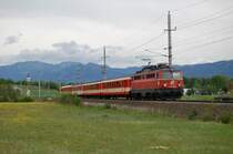 Eine Altlacklok und eine Schlierengarnitur ergeben ein sch�nes Erscheinugsbild. Die 1142 533 brachte am 04.05.2007 den R 3972 von Kirchdorf nach Linz. Zu sehen ist der Zug bei der n�rdl. Bahnhofsausfahrt von Wartberg/Kr.