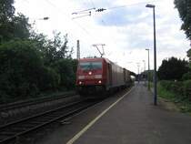 185 269 zieht am 04.05.07 einen gemischeten G�terzug durch Gleis 2 (auf dem Bild am Ende des Bahnsteigs 1 aufgenommen) des Bonner Hbfs