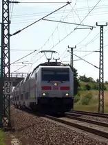 146 575-6 passiert mit einem IC KM 27.0 bei Lenz. 15.06.2017 11:31 Uhr.