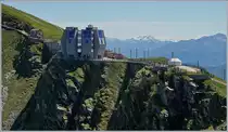 Aus dieser Perspektive zeigt sich die harmonische Schönheit der aufblühenden  Knospe  von Mario Bottas  Fiore di pietra  in Generoso Vetta auf 1705 müM. 
21.Mai 2017