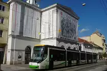 Moderne SKODA Straßenbahn vor dem Stadttheater in Miskolc, 10.7.16