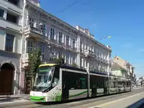 Moderne SKODA Straßenbahn in der Altstadt von Miskolc, 10.7.16