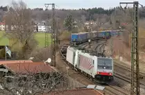 Lokomotion 186 281 + 186 443 mit einem  LKW Walter -Zug des kombinierten Ladungsverkehrs.
Fotografiert am 26. Februar 2017 in Rosenheim.