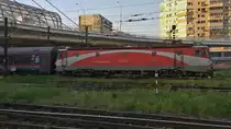 E-Lok 91-53-0-477-753-4 fährt mit IR-Garnitur am Abend des 29.05.2017 in Bahnhof Bucuresti Nord ein.