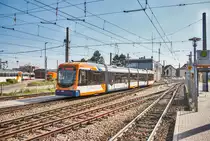 Der rnv-Tramwagen 5763, fährt am 20.4.2017, in den Bahnhof Käfertal ein. 
Unterwegs war die Garnitur auf der Linie 15 (Mannheim, Hauptbahnhof - Wallstadt, Ost).