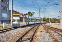 Der rnv-Tramwagen 2214, fährt am 20.4.2017, in den Bahnhof Käfertal ein. 
Unterwegs war die Garnitur auf der Linie 15 (Wallstadt, Ost - Mannheim, Hauptbahnhof).