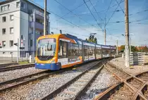Der rnv-Tramwagen 4138, fährt am 20.4.2017, in den Bahnhof Käfertal ein. 
Unterwegs war die Garnitur auf der Linie 5 (Weinheim, Alter OEG-Bahnhof - Mannheim - Heidelberg - Weinheim, Alter OEG-Bahnhof).