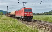 185 302-7 ist mit einen gemischten Güterzug bei Reilos am 08.06.2017 zu sehen.