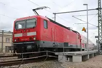 143 034-7 der S-Bahn Mitteldeutschland (DB Regio Südost) als S 37716 (S7) nach Halle-Nietleben steht am Startbahnhof Halle(Saale)Hbf Gl. 13a, fotografiert vom dazugehörigen Treppenzugang an der Delitzscher Straße. Der abgebildete Standort an der Ostumfahrung für den Güterverkehr fungiert als Interimsbahnsteig während des Umbaus des Knotens Halle bis 2019. [17.6.2017 - 8:47 Uhr]
