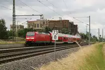 146 022 mit drei Doppelstockwagen der Elbe-Saale-Bahn (DB Regio Südost) als RE 16314 (RE30) von Naumburg(Saale)Hbf nach Magdeburg Hbf steht am Bahnhof Niemberg auf der Bahnstrecke Magdeburg–Leipzig (KBS 340). [17.6.2017 - 10:29 Uhr]