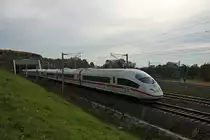 Ausfahrt am 24.10.2015 von 403 060-7  Linz am Rhein  als ICE ___ (Basel SBB - Köln Hbf) aus dem Katzenbergtunnel auf der SFS Haltingen - Schliengen in Richtung Freiburg.