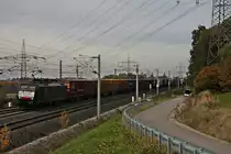 Mit einem Containerzug fuhr am 24.10.2015 die MRCE/SBB Cargo ES 64 F4-806 (189 806-3) auf der SFS Schliengen - Haltingen kurz vor dem Katzenbergtunnel in Richtung Basel.