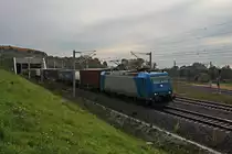Mit einem Containerzug aus Milano nach Aachen West/Belgien fuhr am 24.10.2015 die Alpha Trains/Railtraxx 185 515-4 aus dem Katzenbergtunnel auf der SFS Haltingen - Schliengen und fuhr in Richtung Freiburg.