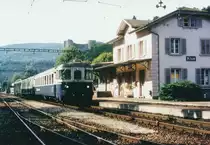 OeBB/BLS: Infolge Rollmaterialmangel stand im Jahre 2000 aushilfsweise ein Pendelzug der BLS bestehend aus dem Be 4/4 762, einem nicht erkennbaren B und dem Bt 981 auf der OeBB im Einsatz. Die Aufnahme entstand in der Klus bei Balsthal bei einem Zwischenhalt.
Foto: Walter Ruetsch