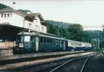 OeBB/BLS: Infolge Rollmaterialmangel stand im Jahre 2000 aushilfsweise ein Pendelzug der BLS bestehend aus dem Be 4/4 762, einem nicht erkennbaren B und dem Bt 981 auf der OeBB im Einsatz. Die Aufnahme entstand in der Klus bei Balsthal bei einem Zwischenhalt.
Foto: Walter Ruetsch