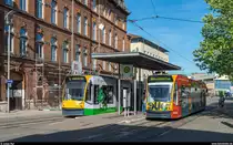 Strassenbahn Nordhausen: Zweirichtungsfahrzeug Combino Advanced 106 auf der Linie 1 zum Südharzklinikum und Combino Duo 201 als Linie 10 nach Ilfeld Neanderklinik (Harzquerbahn) stehen am 1. Juni 2017 auf dem Bahnhofsplatz Nordhausen zur Abfahrt bereit.